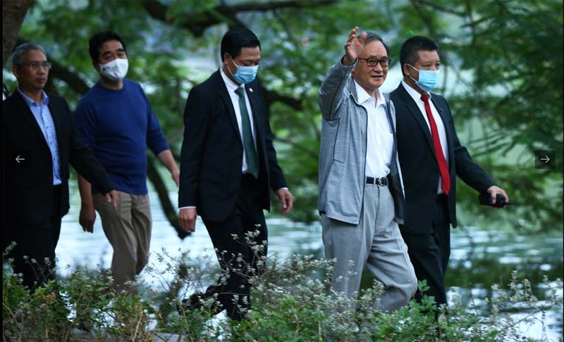 Japanese PM Suga strolls along Hanoi lake